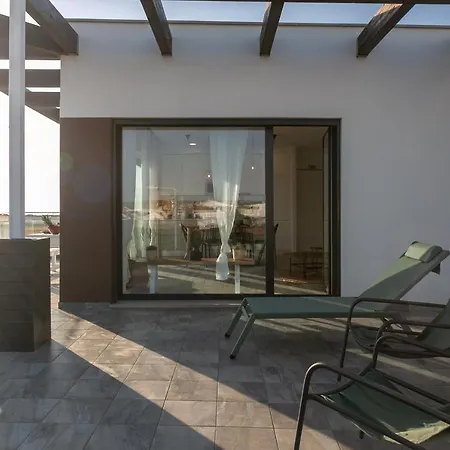 Sunny Penthouse Lägenhet